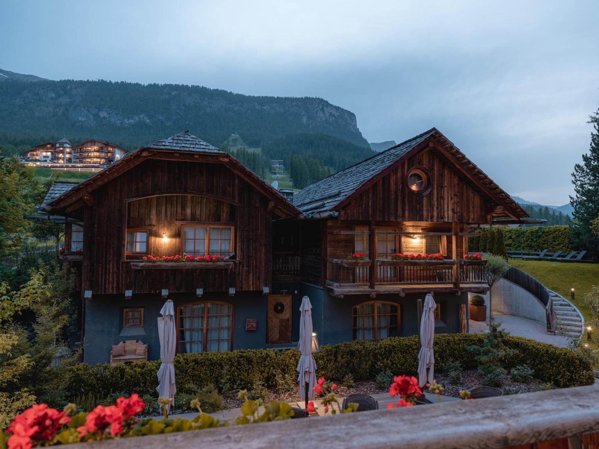 Sportony Mountain Lodges La Villa  Esterno foto